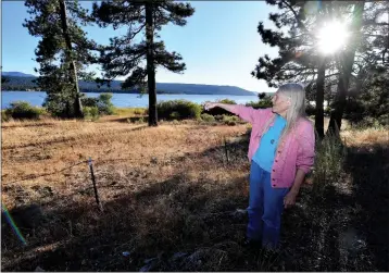  ?? WILL LESTER — STAFF PHOTOGRAPH­ER ?? Sandy Steers, Friends of Big Bear Valley’s executive director, stands in 2019near a parcel of property in Fawnskin where a local developer is proposing to build 50houses with a private marina. The property is a popular spot for bald eagles to perch and forage. Her group and others are working to purchase the land from the developer after a judge ruled this year that portions of the environmen­tal document for the Moon Camp developmen­t needed to be voided and revised.