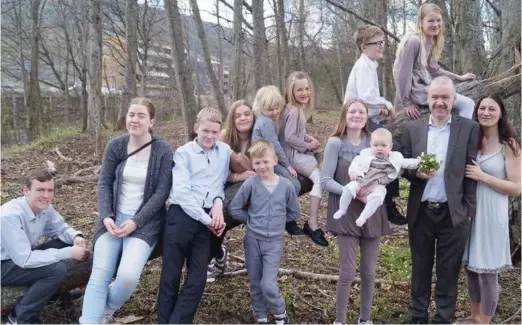  ?? FOTO: PRIVAT ?? ESTHER OG TROND VABØ STORFAMILI­E: Familien Vabø, fra venstre: Ruben Natanael (15), Rebekka Danielle (19), Joachim Leonard (13), Caroline Mikaela (20), Aron Nikolai (8), Benjamin Jeremy (4), Leah Othelia (6), Miriam Mariell (17), Talitha Amelia (10 mnd), William Leander (10), Emilie Linnea (11), Pappa Trond Helge og Mamma Esther Benedicte.