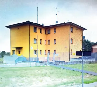  ??  ?? Chiusa La caserma di Castelnuov­o di Sotto dove si sono presentati i due ragazzini di 16 anni