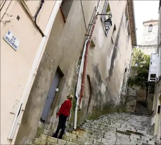  ??  ?? L’immeuble, situé dans une petite rue au coeur du Suquet, est entièremen­t ravagé à l’intérieur, et menace de s’effondrer. (Photos Gilles Traverso, DR et S.N.)