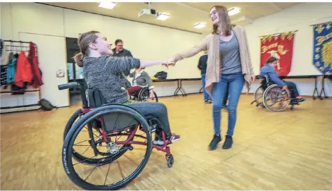  ?? RP-FOTO: HANS-JÜRGEN BAUER ?? Seit zwei Jahren findet der Rollstuhlt­anz im Rather Familienze­ntrum statt. Hier tanzen Sarah Rheinlände­r (l.) und Maike Endnich.