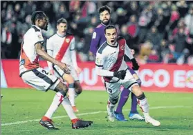  ?? FOTO: EFE ?? Raúl de Tomás celebra uno de los goles marcados ayer en el Estadio de Vallecas