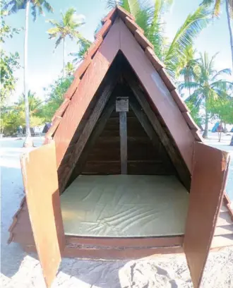  ??  ?? Ang wooden tent nga gitanyag sa isla.