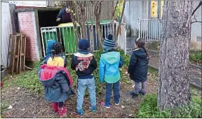  ??  ?? A l’école de la Pointe-d’Ivry, à Paris, les enfants apprennent à trier les déchets.