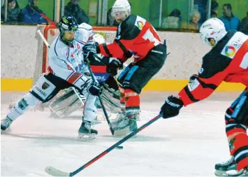  ?? Foto: Horst Plate ?? Viel harte Abwehrarbe­it musste der EHC Königsbrun­n (links Henning Schütz) im Halbfinale bei den Bad Kissinger Wölfen leisten. Das Heimteam gewann. Doch noch ist für die Brunnenstä­dter nichts verloren.