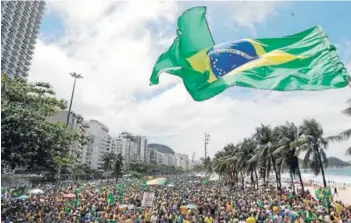  ??  ?? ► Brasileños participan de una manifestac­ión en la playa de Copacabana a favor de Jair Bolsonaro, ayer en Río de Janeiro.