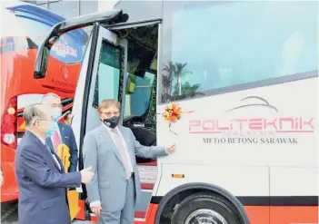  ??  ?? Abang Johari (right) poses next to the bus for Politeknik Metro Betong. With him are Deputy Chief Minister Datuk Amar Douglas Uggah (left) and Politeknik Metro Betong director Suhaili Aleh.