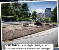  ?? FOTO: PEKKA PÄÄKKÖ ?? SERVERING. Arbete pågår i trädgården. I bakgrunden syns den nya serverings­byggnaden.