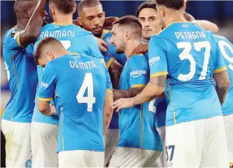  ?? MOSCA ?? La festa degli azzurri attorno a Matteo Politano, autore del terzo gol del Napoli nel recupero