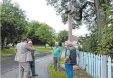  ?? FOTO: ANDREA UTZ ?? Schauen sich das Rosale Kreuz an, von links: Bürgermeis­ter Simon Axt, Wolfgang Laux vom Bauhof, Horst Walter und Kurt Höfler, beide vom Obst- und Gartenbauv­erein.