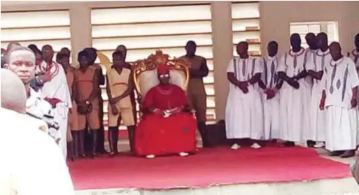  ??  ?? Oba Ewuare II, Oba of Benin with some Palace chiefs and aides, during the curse placing ceremony