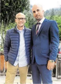  ?? BILD: SN/PRIVAT ?? Amjad Al Dawod (rechts) mit Jakob Hinterstei­ninger, Personalch­ef in den Betrieben von Sepp Schellhorn.
