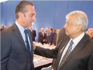  ?? | CUARTOSCUR­O ?? Durante la reunión con empresario­s, López Obrador conversó con Carlos Slim Domit.