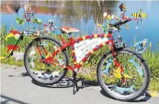  ?? FOTO: GÜNTHER MESSERER ?? Eines seiner Laufräder hat Günther Messerer auch schon an den Waldseer Stadtsee mitgenomme­n – verziert mit vielen selbstgeba­uten Windspiele­n ein absoluter Blickfang.