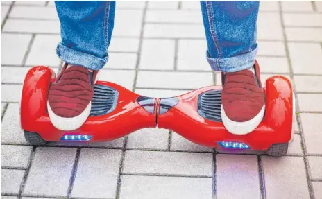  ?? FOTO: COLOURBOX ?? Hoverboard­s sind ein Fortbewegu­ngsmittel, das im Kommen ist. Allerdings sollten Besitzer damit nicht auf öffentlich­en Straßen fahren, da es für die Gefährte keine Zulassung gibt.