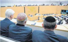  ?? FOTO: DPA ?? Vertreter der Israelitis­chen Religionsg­emeinschaf­ten im Land verfolgten die Debatte im Stuttgarte­r Landtag.