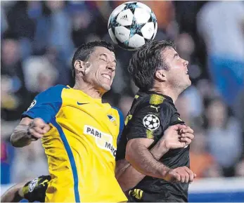  ?? FOTO: DPA ?? Duell ohne Sieger: Jesus Rueda beharkt sich mit Dortmunds Weltmeiste­r Mario Götze (rechts).