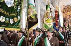  ??  ?? Auch ein Gottesdien­st gehörte zum Programm: Die Fahnenabor­dnungen beim Auszug aus der Hofkirche.