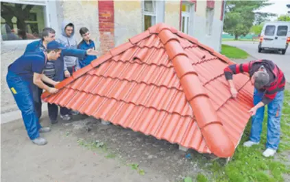  ??  ?? U Hrvatskoj ove godine u srednju školu nije upisan ni jedan krovopokri­vač