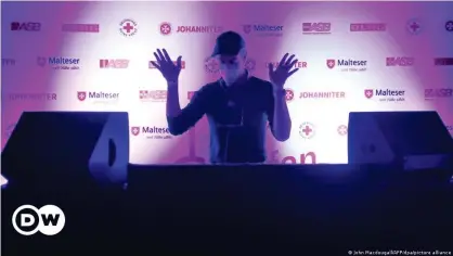  ??  ?? Un DJ pone la música de fondo a la aplicación de la vacuna a miles de jóvenes mayores de 16 años en Berlín