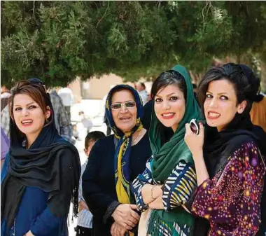  ?? Foto: M. Wrase ?? Iranische Frauen, die, wie auf dem Bild zu sehen, ihr Haar nicht vollständi­g mit einem Kopftuch verhüllen, sollen künftig mit Hilfe von Gesichtser­kennungste­chnologie identifizi­ert – und bestraft werden.