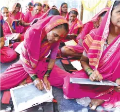  ??  ?? MAHARASHTR­A: Indian grandmothe­r Draupada Kedar (center) 62, and other classmates attends a class at Aajibaichi Shala, or ‘school for grannies’ in the local Marathi language, in Phangane village in Maharashtr­a state’s Thane district. — AFP