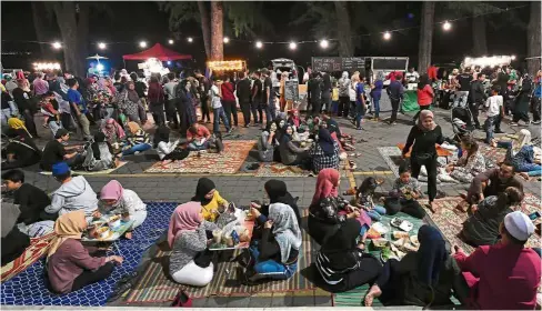  ?? — Bernama ?? Festive feel: Muslims coming together with family and friends to enjoy the variety of dishes available for sahur by the beach at Pantai Batu Buruk.