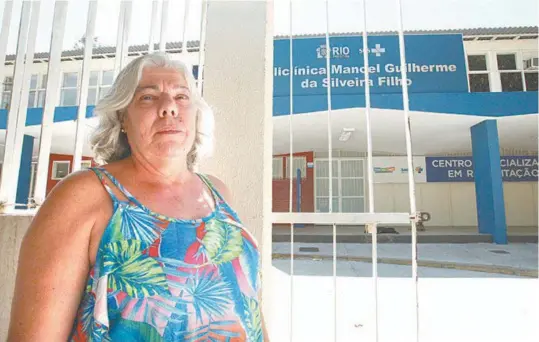  ?? FOTOS ESTEFAN RADOVICZ/AGÊNCIA O DIA ?? Na policlínic­a, em Bangu, a professora Kátia Santos teve de voltar para casa sem os remédios para controlar o coleterol e sem conseguir fazer mamografia em pleno ‘Outubro Rosa’