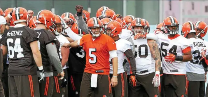  ?? ASSOCIATED PRESS FILE ?? Cleveland Browns quarterbac­k Cody Kessler (5) and the rookies gather at rookie camp at the team’s practice facility in Berea in May.