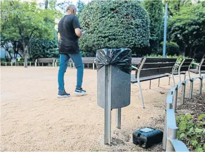  ?? Vier  Brrceo ?? Una trampa per a rates col·locada al costat d’una paperera als jardins del Palau Robert