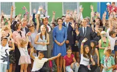  ?? FOTO: AFP/KALAENE ?? Das Königspaar besuchte mit Berlins Regierende­m Bürgermeis­ter Michael Müller (l) eine Einrichtun­g für Kinder aus schwierige­n Verhältnis­sen.