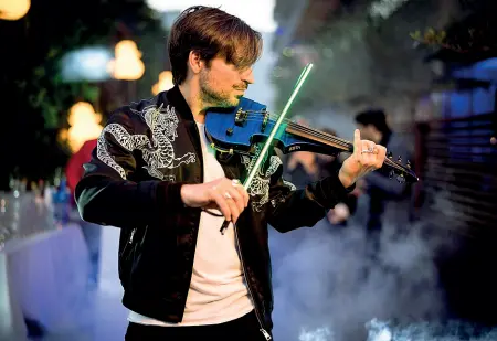  ??  ?? Virtuoso Andrea Casta: si esibisce con violino elettrico e archetto illuminato