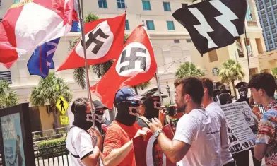  ?? REUTERS ?? de supremacis­tas neonazis encara a manifestan­tes en una protesta en Florida