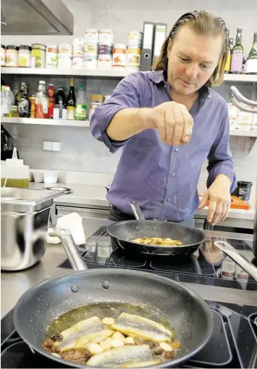  ??  ?? Lucas Bocsa lässt sich inspiriere­n: Es gibt Steinpilze mit Sardinen und Gnocchi.