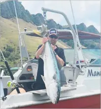  ??  ?? Club president Matt Ward with his record-breaking 17kg kingfish.