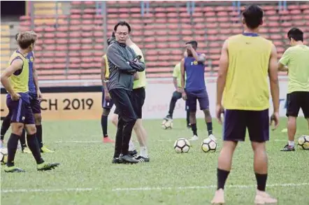  ?? [FOTO SYARAFIQ ABD SAMAD /BH] ?? Kim Swee ketika sesi latihan skuad B-23 negara di Stadium Shah Alam bagi persiapan perlawanan persahabat­an menghadapi pasukan Australia B-23, malam ini.