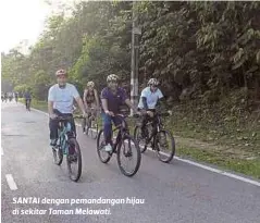  ??  ?? SANTAI dengan pemandanga­n hijau di sekitar Taman Melawati.