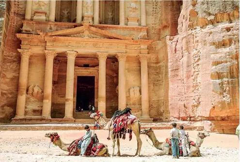  ?? ?? Exterior del Tesoro, Khazneh en árabe, monumento más famoso de Petra (Jordania. EFE/ Ballestero­s/cg.