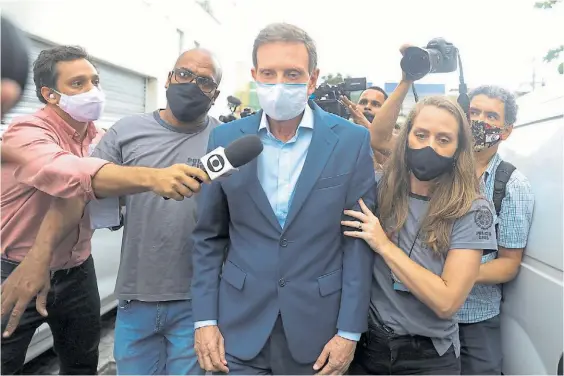  ?? REUTERS ?? Caída. El alcalde Marcelo Crivella en momentos en que es arrestado en su casa y conducido a la central de policía de Río de Janeiro.