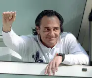  ??  ?? Cesare Prandelli ieri al suo primo allenament­o con il Genoa Sopra allo stadio il 27 maggio del 2010 quando salutò tra le lacrime i tifosi viola