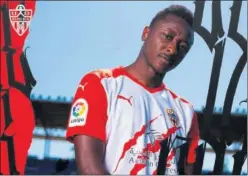  ??  ?? Umar Sadiq posa con la nueva equipación del Almería