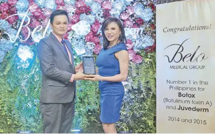  ??  ?? Allergan business unit head for Singapore, Malaysia and Philippine­s Marcus Tan presenting the award to Belo Medical Group founder and CEO Dr. Vicki Belo