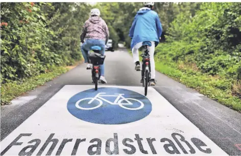  ?? FOTO: STEPHAN KÖHLEN ?? Auf einer Fahrradstr­aße haben die Radler absoluten Vorrang. Sie dürfen auch nebeneinan­der fahren.