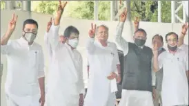  ?? HIMANSHU VYAS/HT PHOTO ?? Rajasthan chief minister Ashok Gehlot with Congress leaders Randeep Surjewala, KC Venugopal, Ajay n
Maken and others during a meeting in Jaipur on July 13.