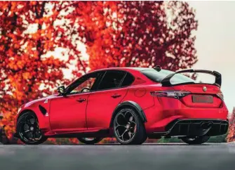  ??  ?? El Alfa Romeo Giulia GTAm rinde una potencia de 540 cv y firma prestacion­es de coche de carreras