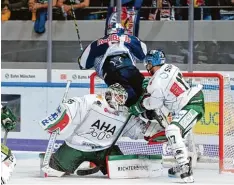  ?? Foto: gepa ?? Markus Keller hielt im Augsburger Tor, was zu halten war. Münchens Stürmer Trevor Parkes gehörte allerdings nicht dazu.