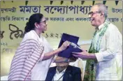  ?? PIC/MPOST ?? Mamata Banerjee hands over ‘Rabindra Puroskar’ to Shirshendu Mukhopadhy­ay, in Kolkata, on Monday