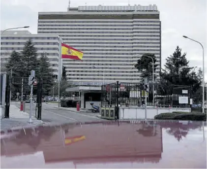  ?? JOSÉ LUIS ROCA ?? Una de las entradas del hospital Gómez Ulla de Madrid, ayer.