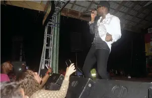  ?? ADRIAN FRATER ?? Busy Signal ignites the audience at the Children of the Icons concert in Negril on Wednesday.