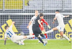  ??  ?? SAINGAN SENGIT: Sebahagian daripada babak-babak aksi perlawanan kelayakan Piala Dunia 2022 di antara Jerman dan Iceland di Duisburg, barat Jerman.